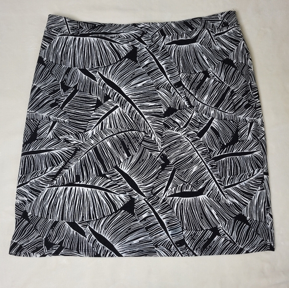 REITMANS Black & White Skirt. Leafs/Feather Print. Size Medium. - Picture 1 of 8
